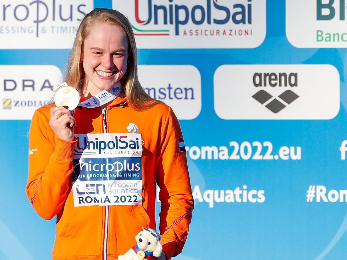 Maaike de Waard lacht haar tanden bloot na haar bronzen medaille op het EK Zwemmen bij de 50 meter vlinderslag