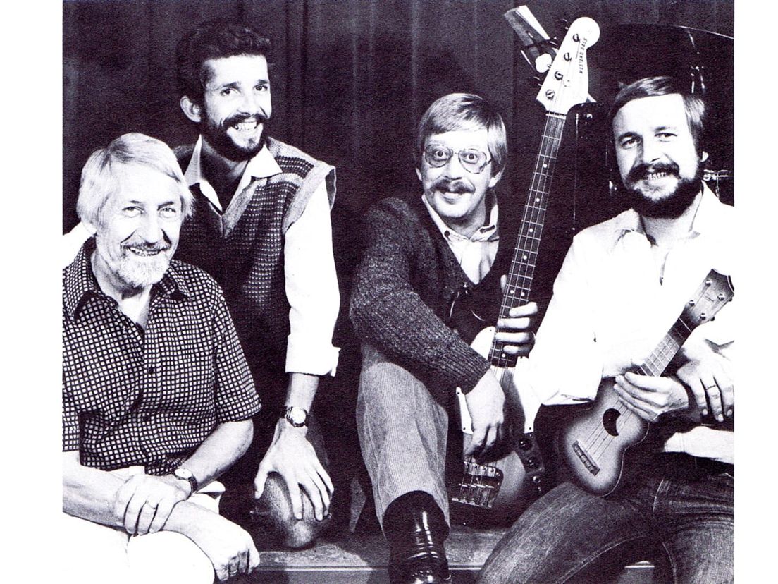Het orkest van Ted de Braak, met op basgitaar Bert Nicodem