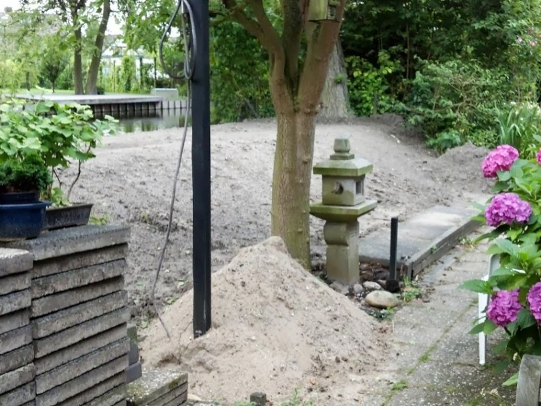 Door de dijkverzwaring is een groot deel van de tuin verdwenen