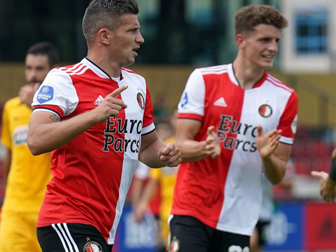 Bryan Linssen viert zijn goal voor Feyenoord tegen AEK Athene. Guus Til applaudisseert op de achtergrond voor deze treffer