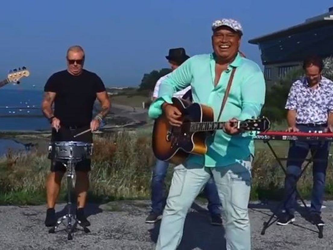 De Westlandse zanger Gene Travis nam een lied op over de Hoekse Lijn. Screenshot: YouTube.