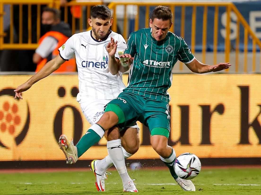 Dogucan Haspolat (links) probeert namens Kasimpasa de bal af te pakken van Konyaspor-speler Amir Hadziahmetovic