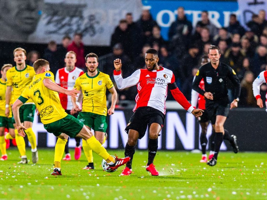 Leroy Fer in duel met Wessel Dammers tijdens Feyenoord-Fortuna. (VK Sportphoto - Yannick Verhoeven)