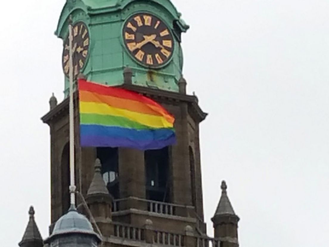 Op het Rotterdamse stadhuis wappert de regenboogvlag, ter nagedachtenis aan de slachtoffers van de schietpartij in Orlando