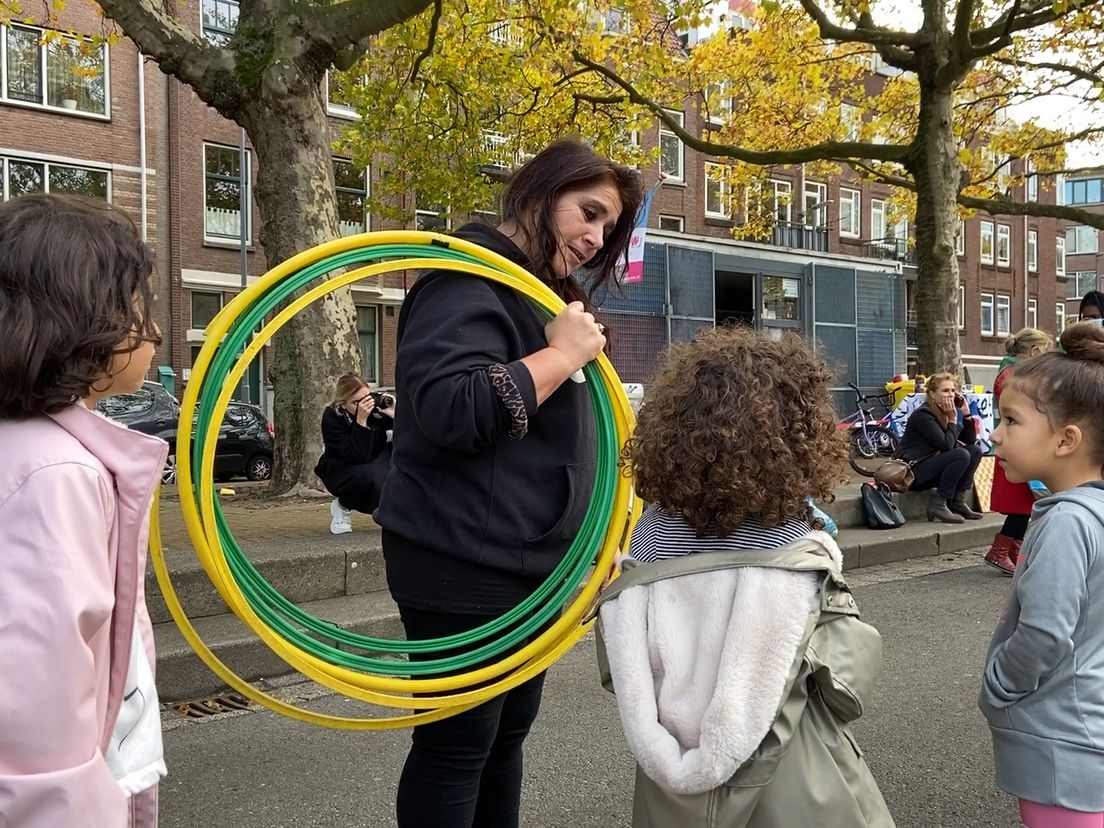 Ayten heeft een luisterend oor voor kinderen bij de Duimdrop