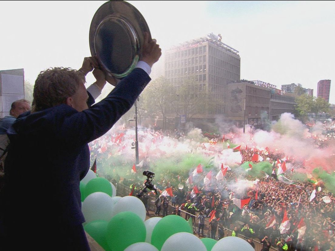 Dirk Kuijt toont de kampioensschaal