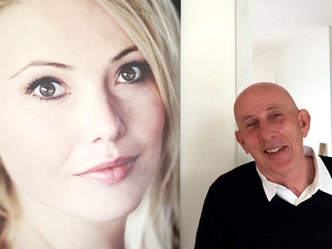 Jan Alderliesten voor het portret van zijn dochter Els in de woonkamer, Maassluis