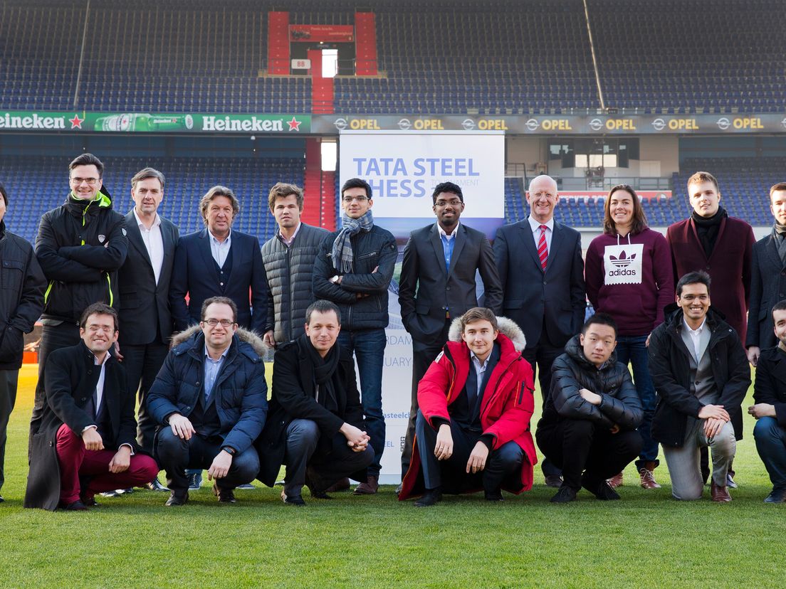 Schaakgrootmeesters poseren op de middenstip in de Kuip