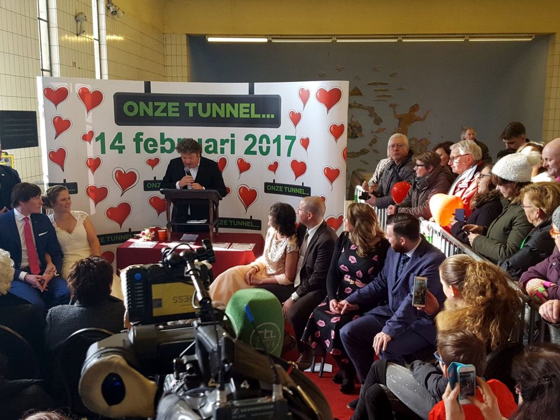 Vier echtparen trouwen opnieuw in de Maastunnel