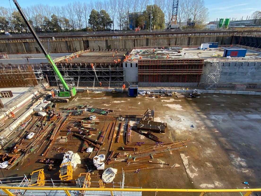 Zicht op de Maasdeltatunnel in aanbouw. In het rechter gedeelte worden al brandwerende platen aangebracht