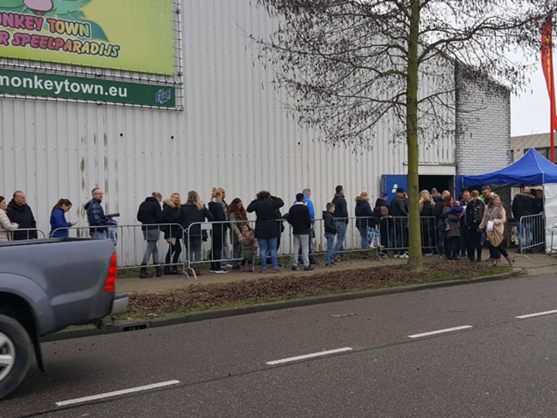 Er stond even een korte rij voor kaarten Afrojack
