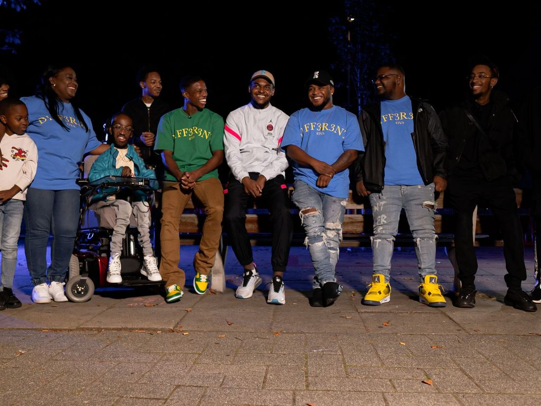 Tyrell Malacia met zijn 'familie'