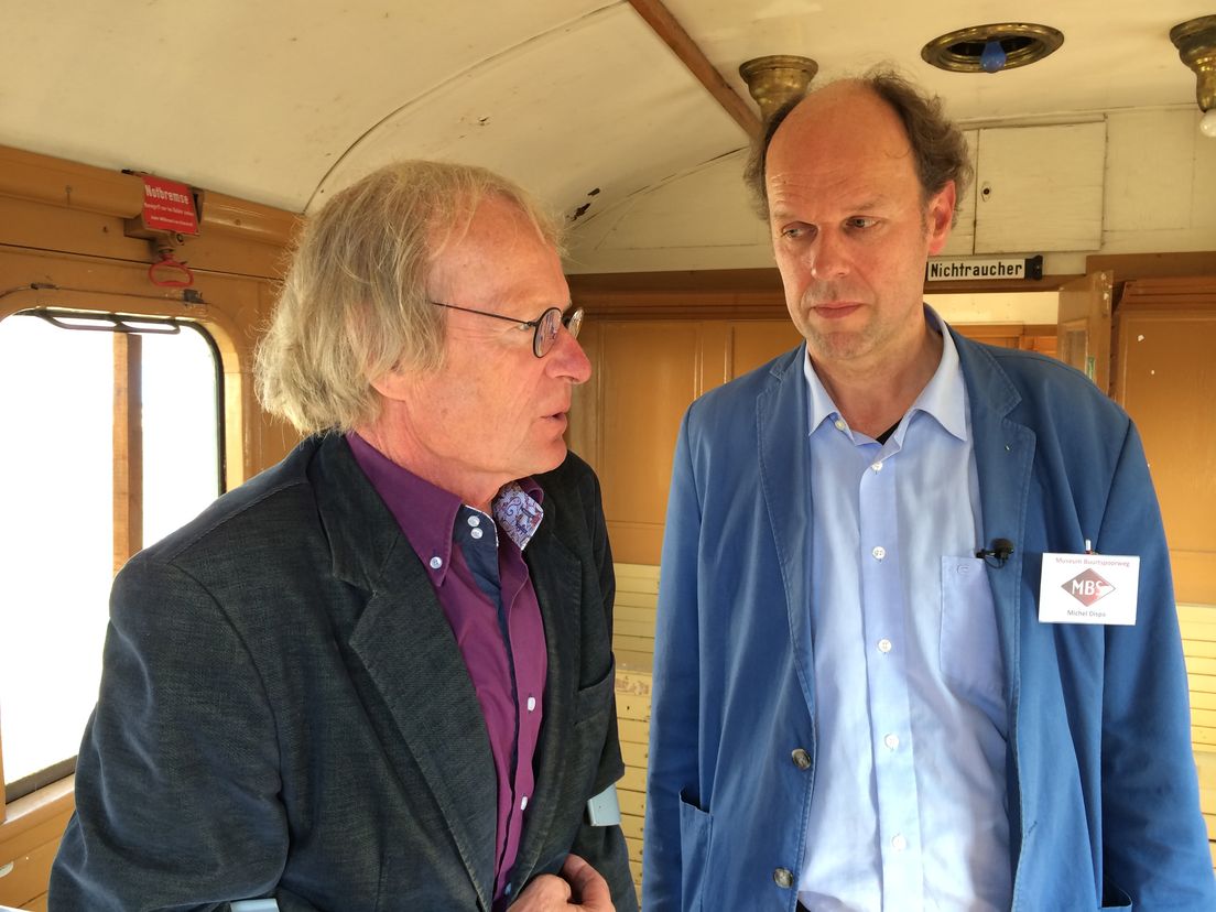 Albert Gilbert van het Herinneringscentrum Kamp Westerbork in de wagon in gesprek met Michel Dispa van Museum Buurtspoorweg (Rechten: RTV Drenthe / Serge Vinkenvleugel)