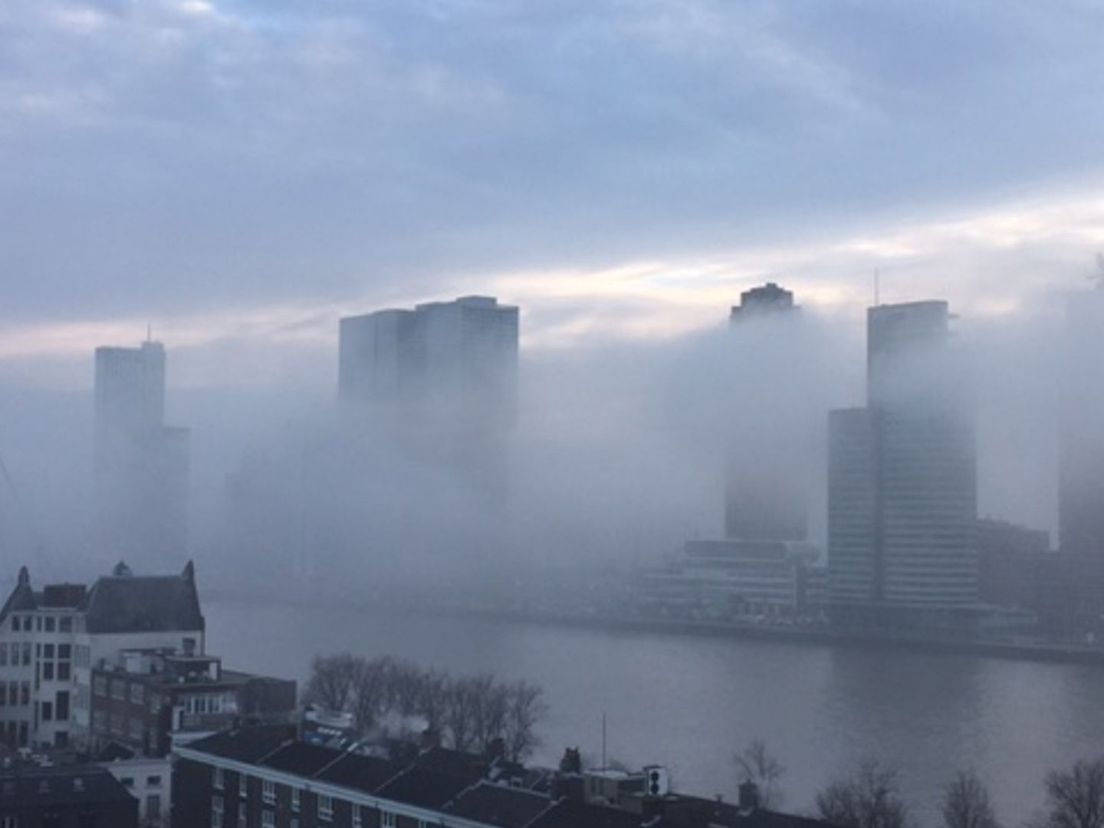 Rotterdam in de mist (foto ter illustratie)