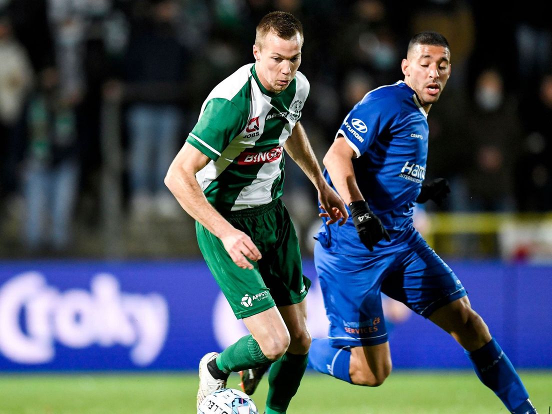 Arno Verschueren probeert namens Lommel SK hier AA Gent-speler Tarik Tissoudali af te schudden
