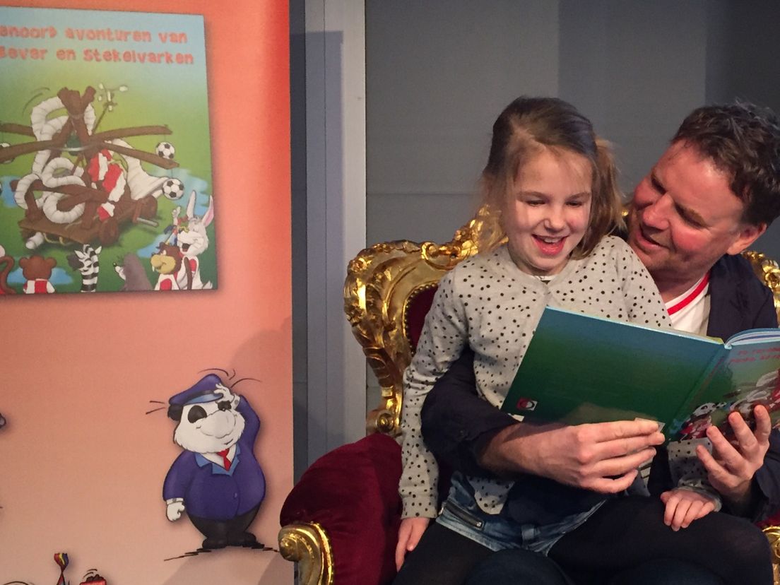 Eus Roovers met dochter en het Feyenoord voorleesboek