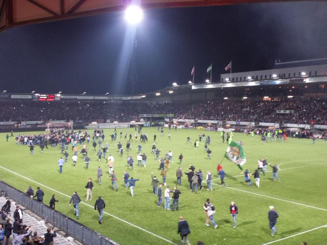 Supporters betreden het veld van Sparta na afloop van de kampioenswedstrijd tegen Jong Ajax