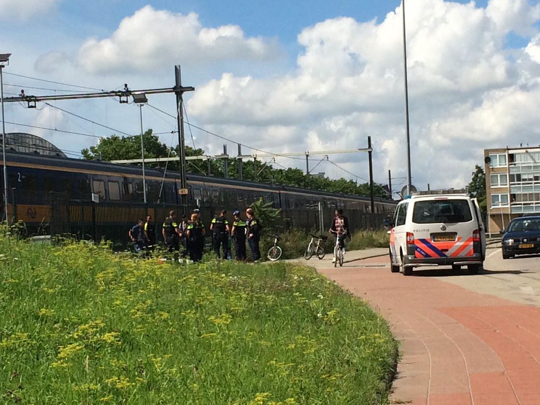Meerdere mannen zijn uit een trein gehaald op station Rotterdam-Zuid