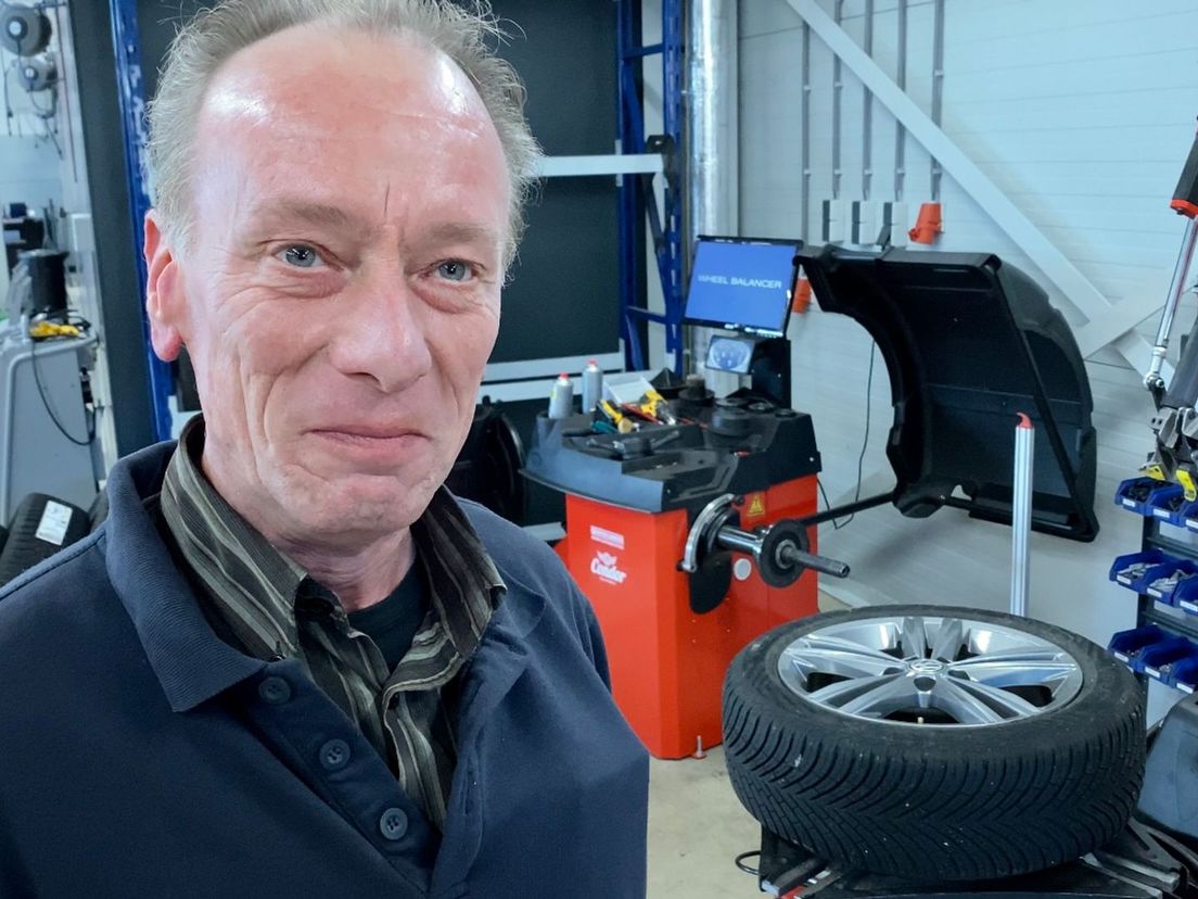 Garagehouder Piet Wim Hak heeft zijn handen vol aan autobanden vervangen