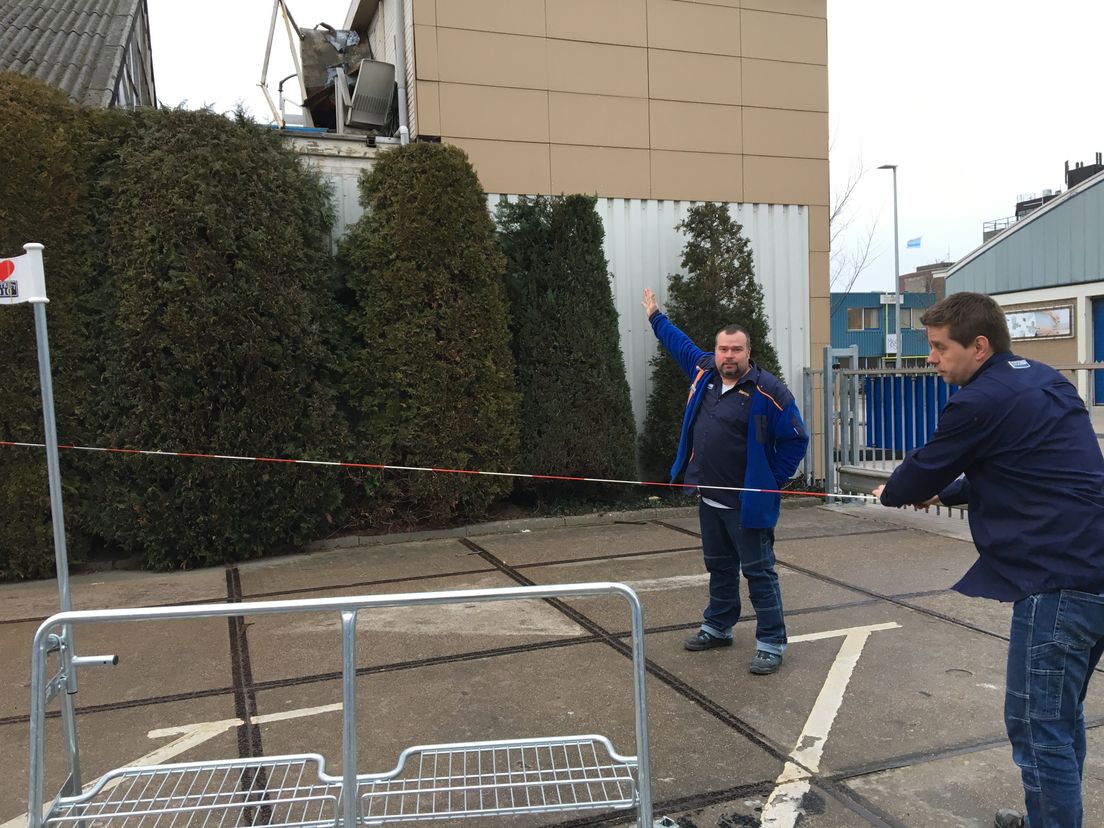 Platen waaiden door de storm van de Bouwmaat in Schiedam