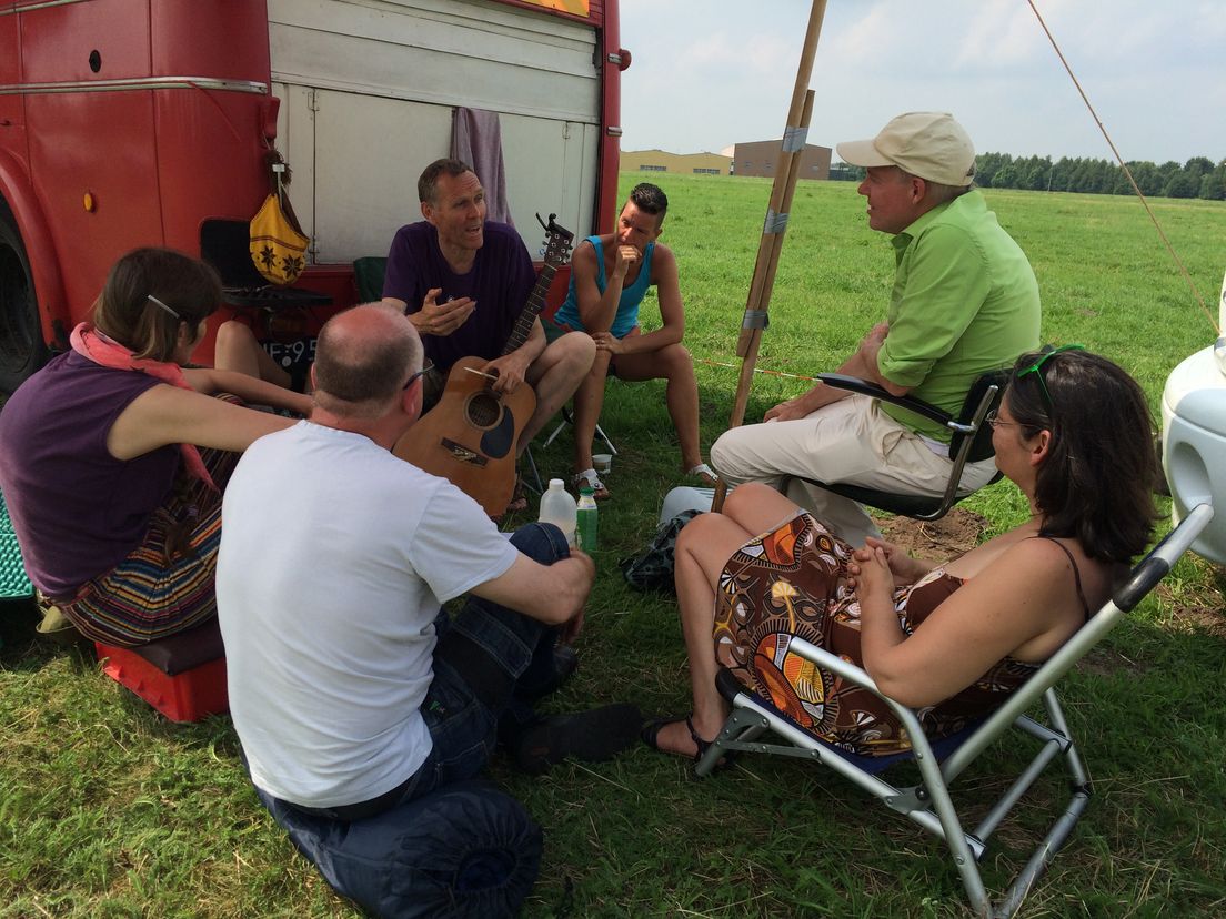 Wonderlanders aan tafel (Rechten: RTV Drenthe / Hugo Boogaerdt)