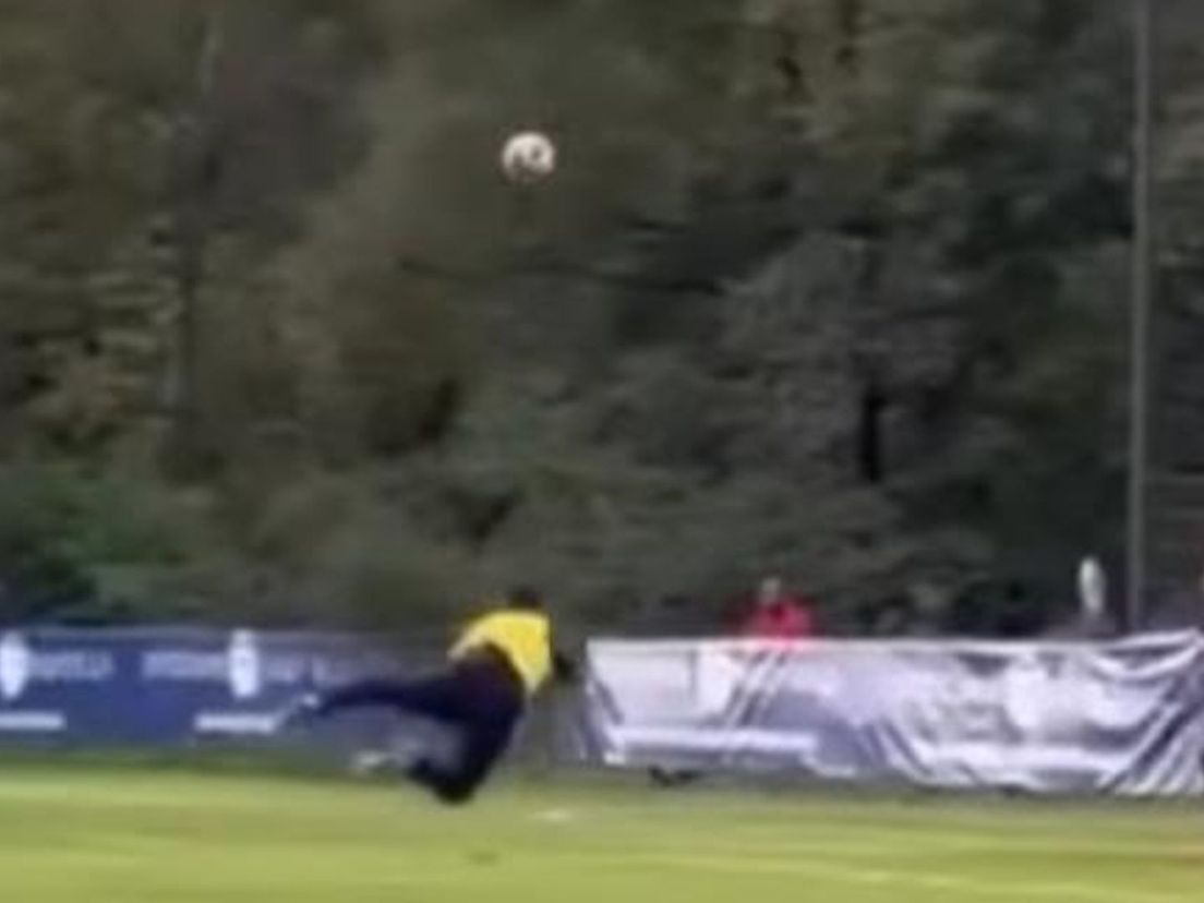 De schitterende kopbal van Shaqueel van Persie