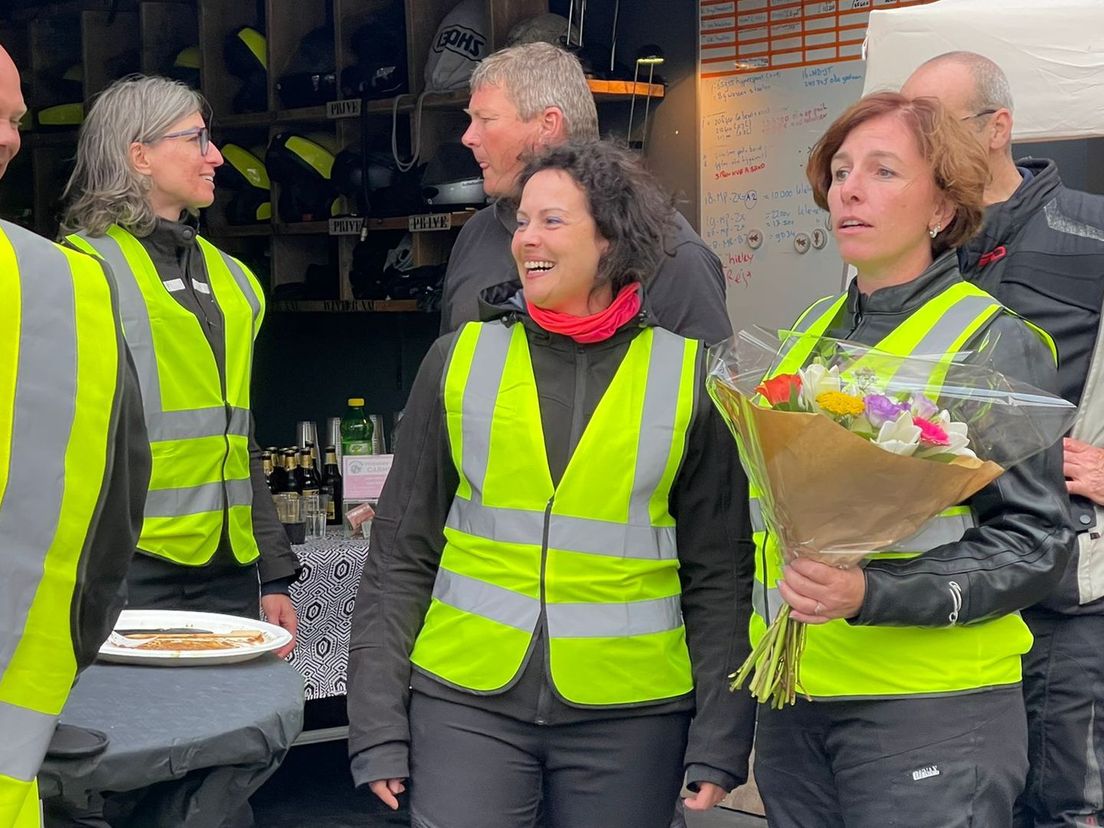 Marja en Wandy bij de rijschool