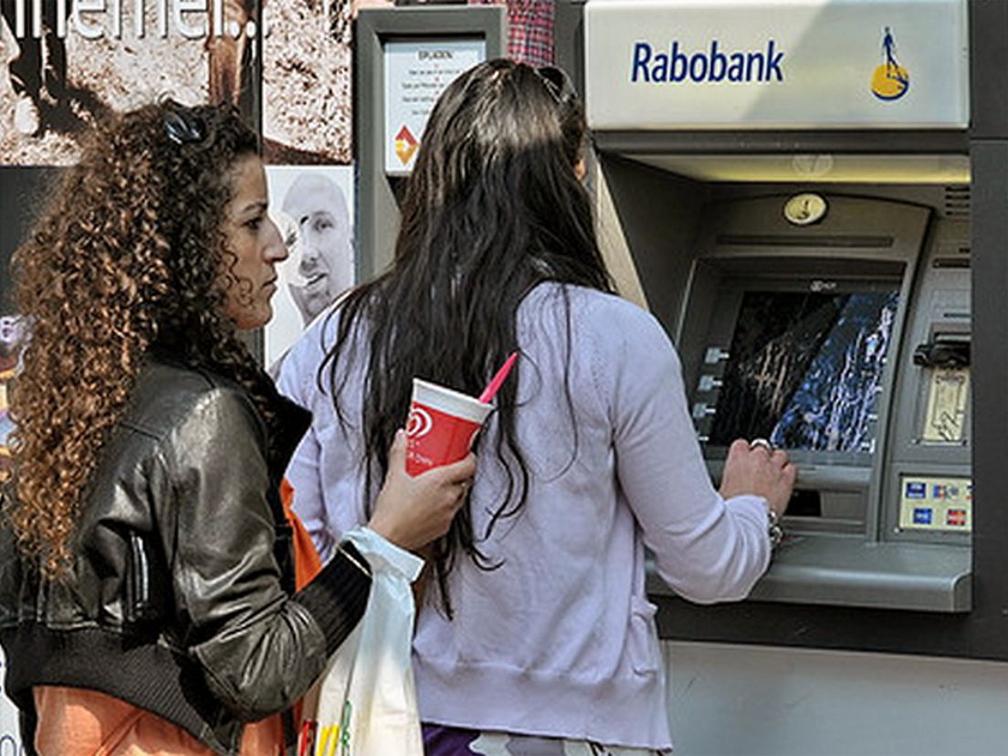Pinnen bij de Rabobank - FaceMePLS