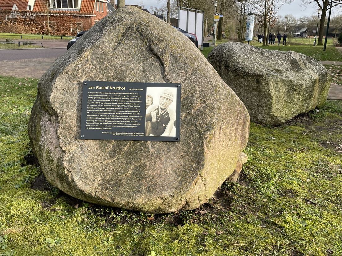 De zwerfkei in Havelte met de naamplaat van Jan Roelof Kruithof