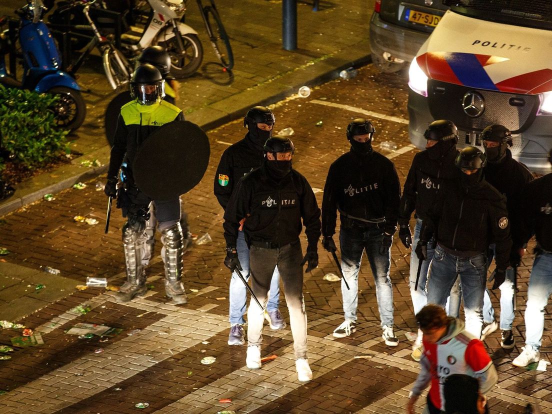 De ME voerde charges uit om de orde te herstellen