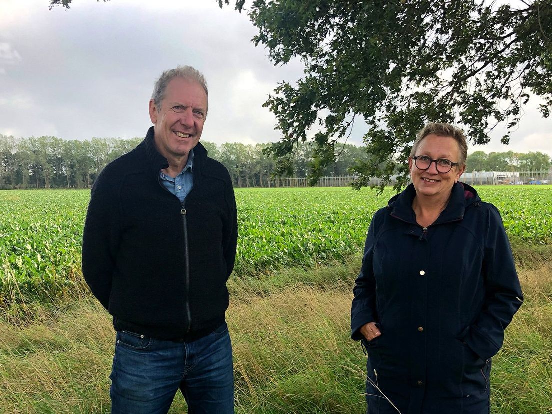 Bedrijfsleiders Peter Scholten en Rika Schuiling voor het bietenveld van agrarisch bedrijf Eerste Wijk uit Veenhuizen
