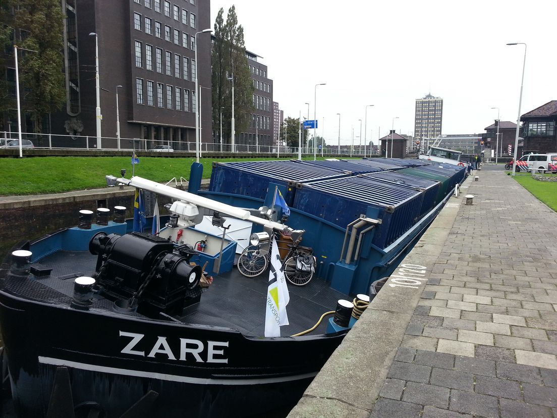 Schip scheef in Parksluizen
