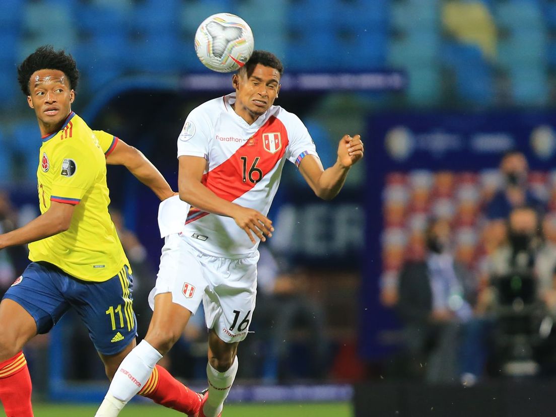 Marcos López kopt hier namens Peru de bal weg in een interland tegen Colombia