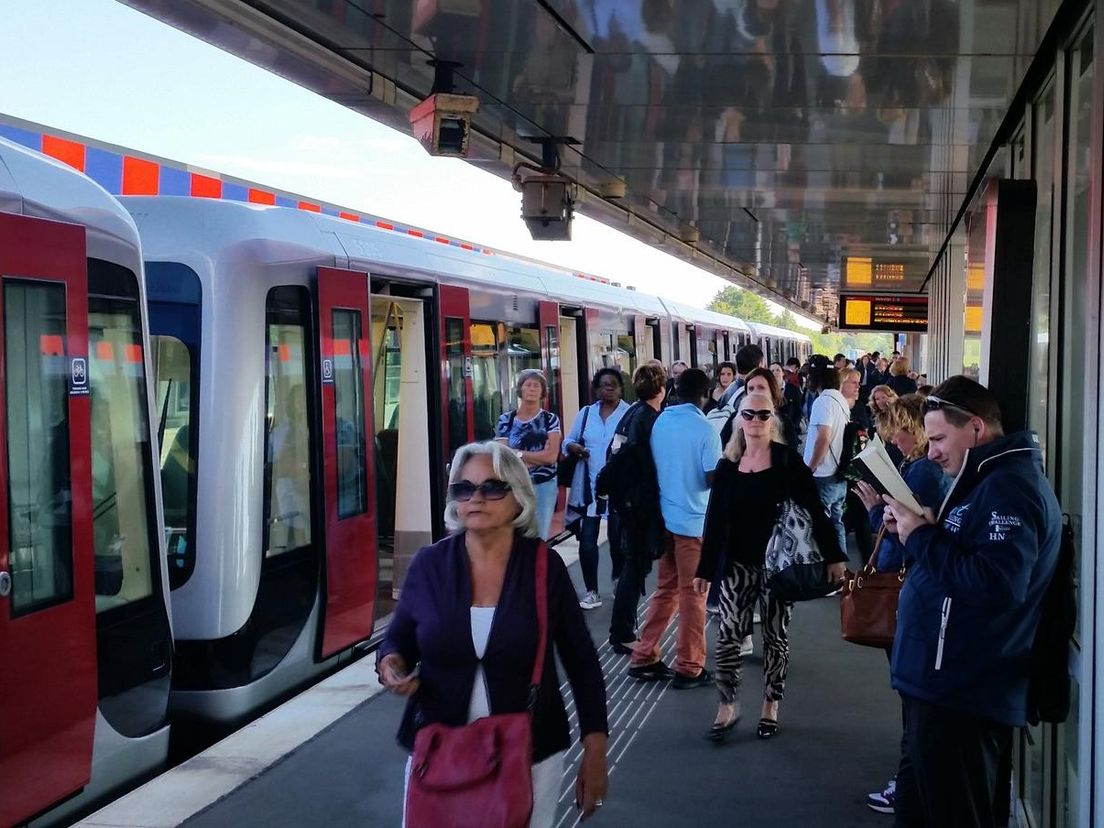 Honderden reizigers vast door spanningsproblemen