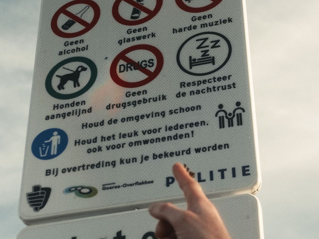 Verbodsborden op plekken waar jongeren samenkomen
