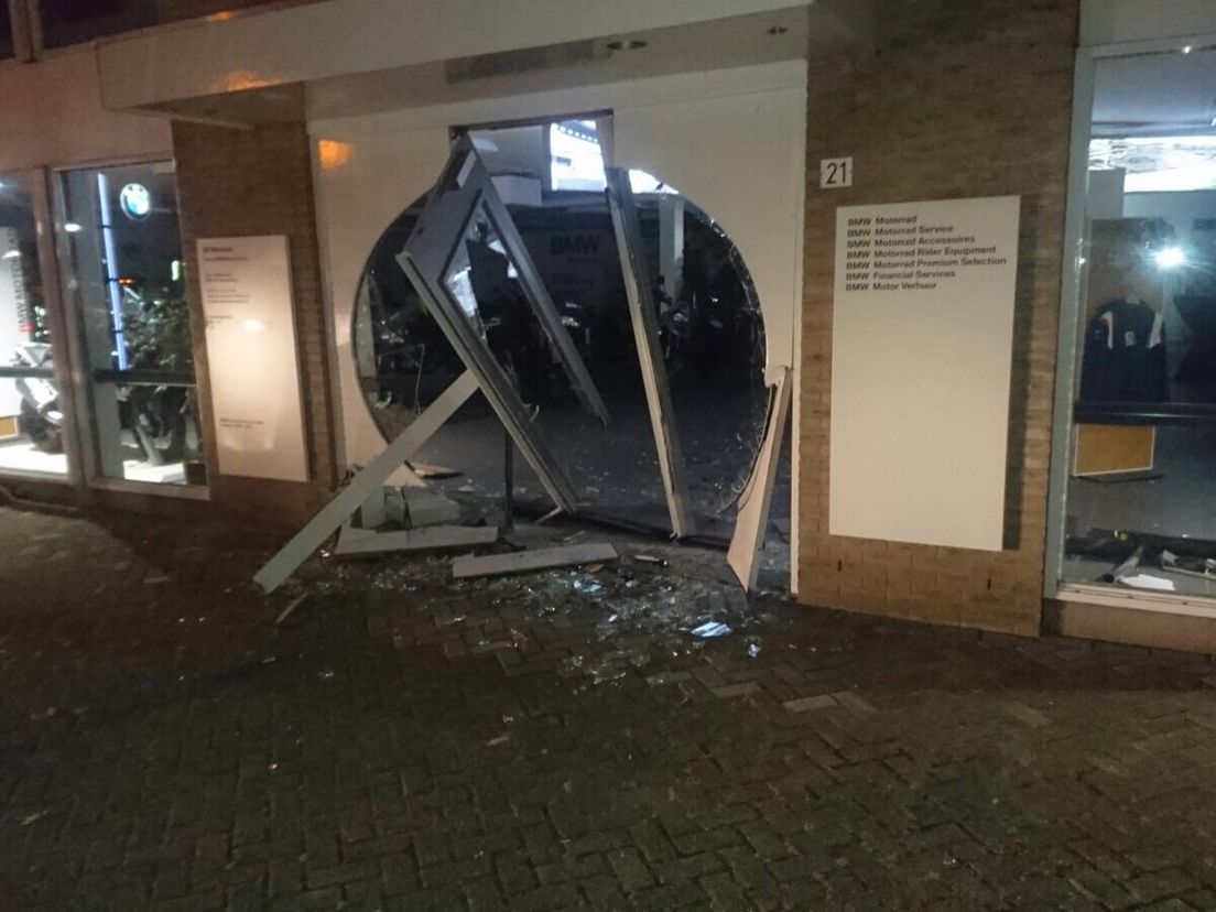 De motor is de zaak uitgeduwd en meegenomen.