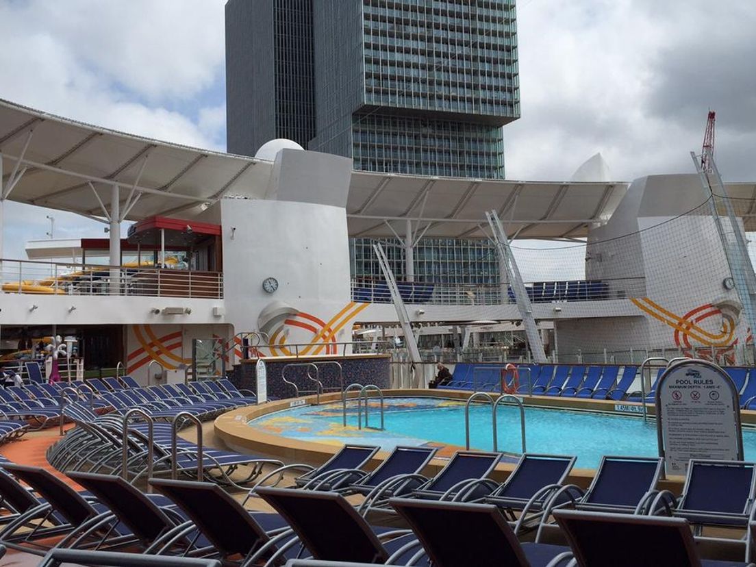 Een van de zwembaden aan boord van het schip