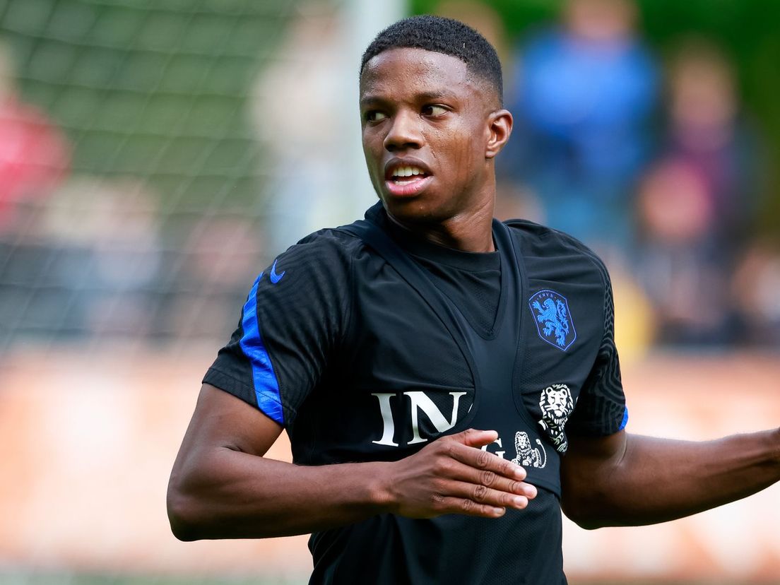 Tyrell Malacia op een training van het Nederlands elftal