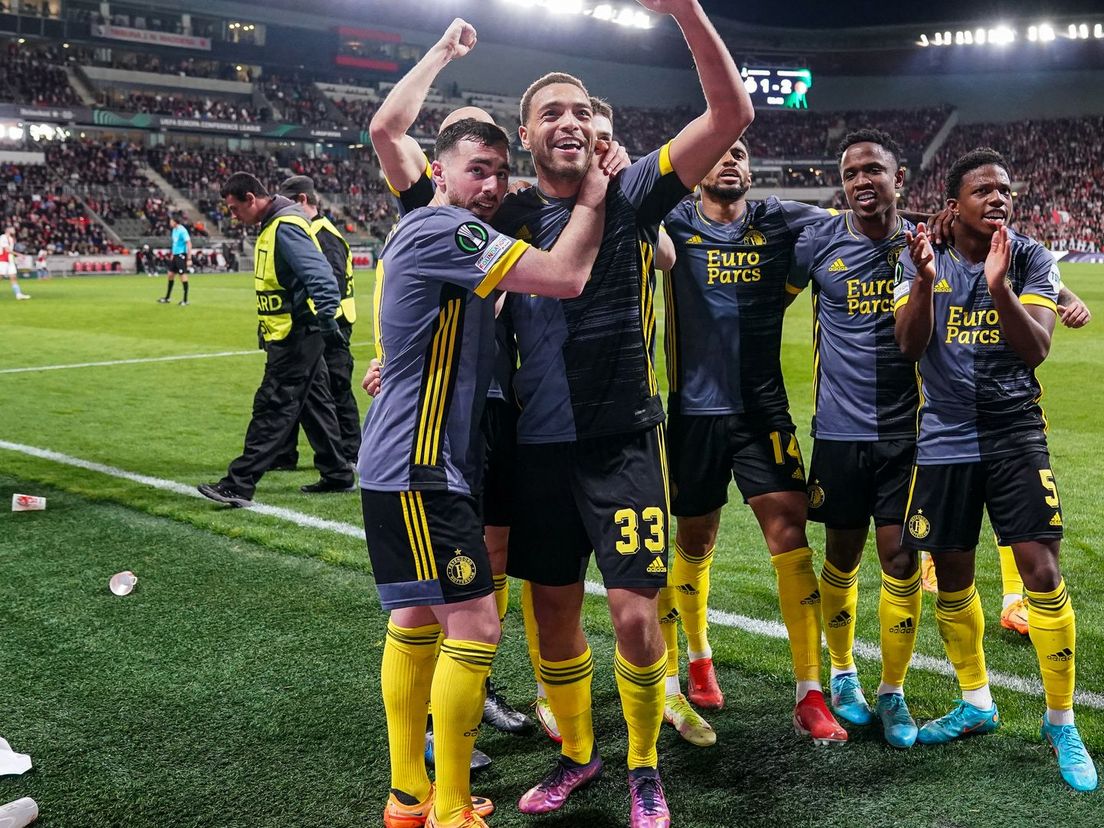 Cyriel Dessers juicht samen met zijn ploeggenoten in het mooie Europese seizoen van Feyenoord