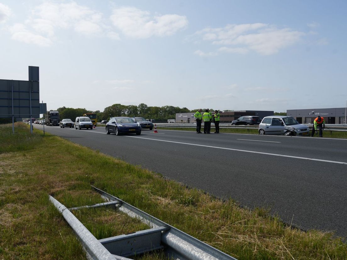 Door de botsing is een lange file ontstaan