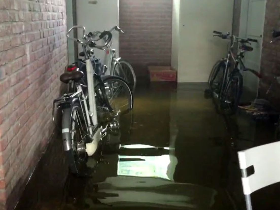 Kelders Maassluis onder water na hoosbuien