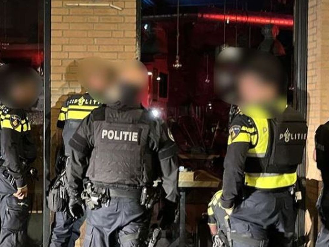 The police arrested a man on West Kruiskade with a firearm and 17 bags of cocaine