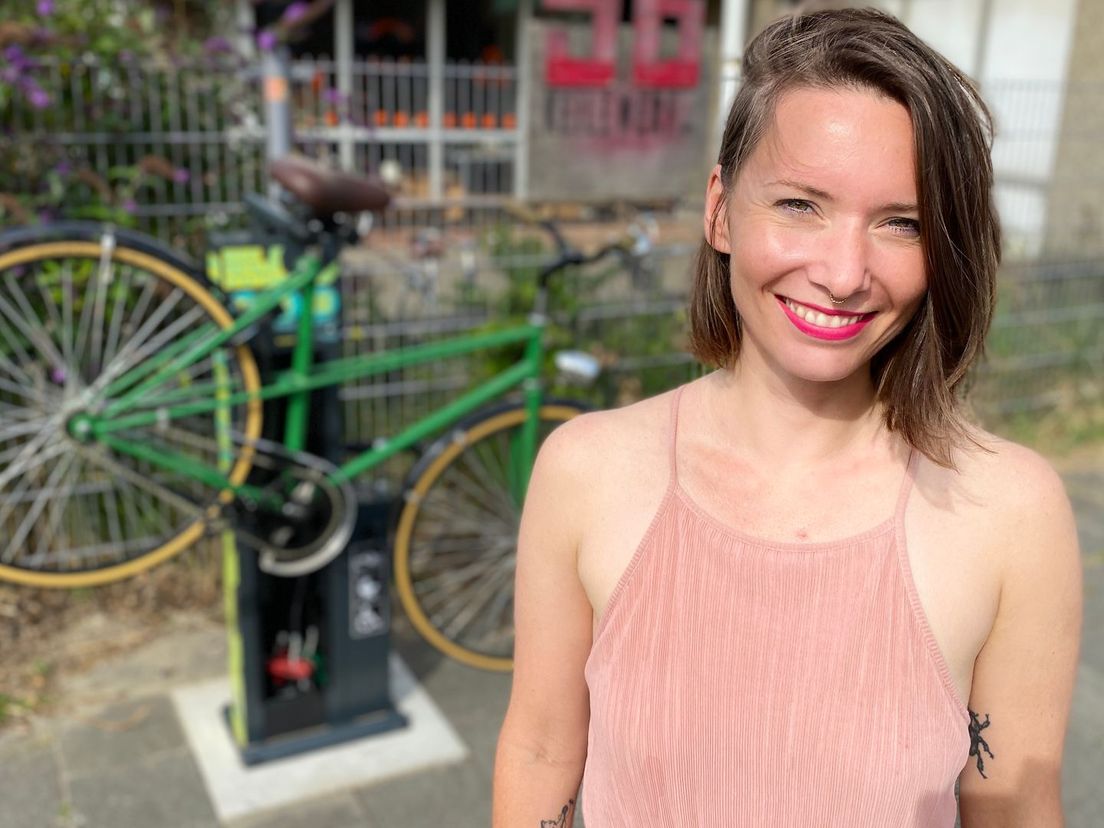 Initiatiefneemster Kelly Leeuwis bij een van de Bike Repair Stations
