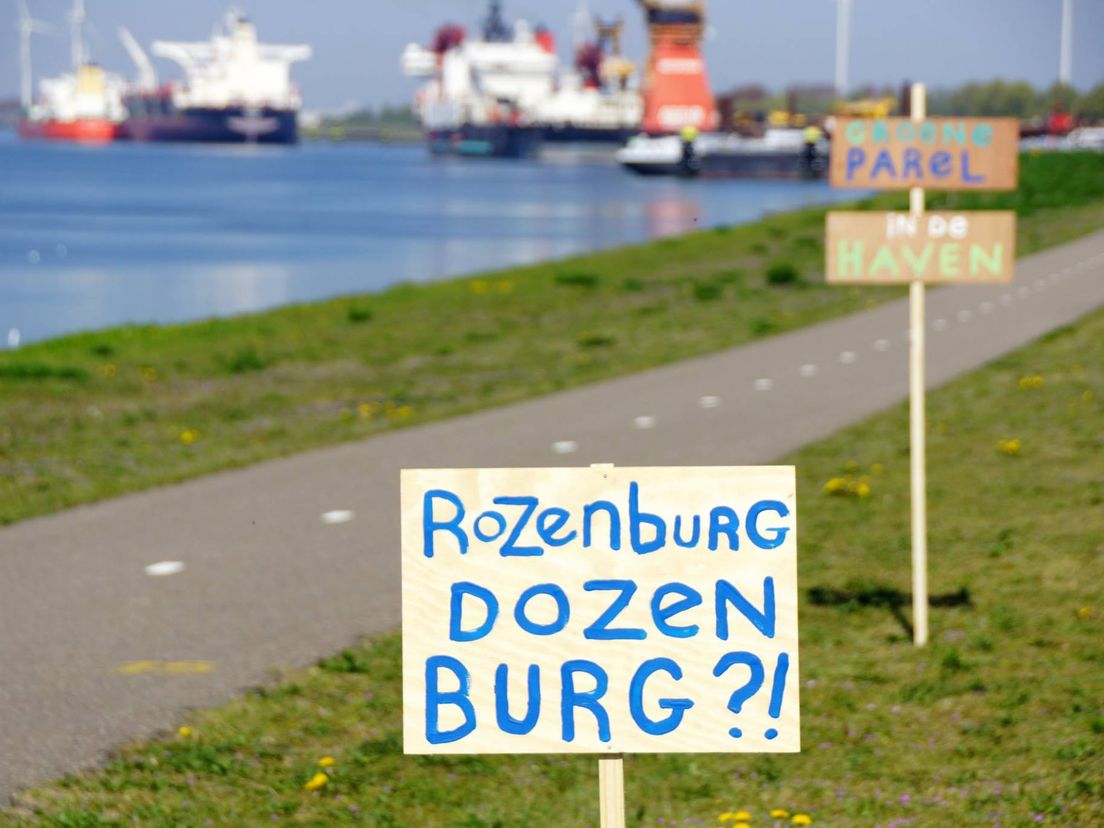 Eerder plaatsten Rozenburgers een 'bordenbos' als protest tegen de komst van het distriebutiecentrum.