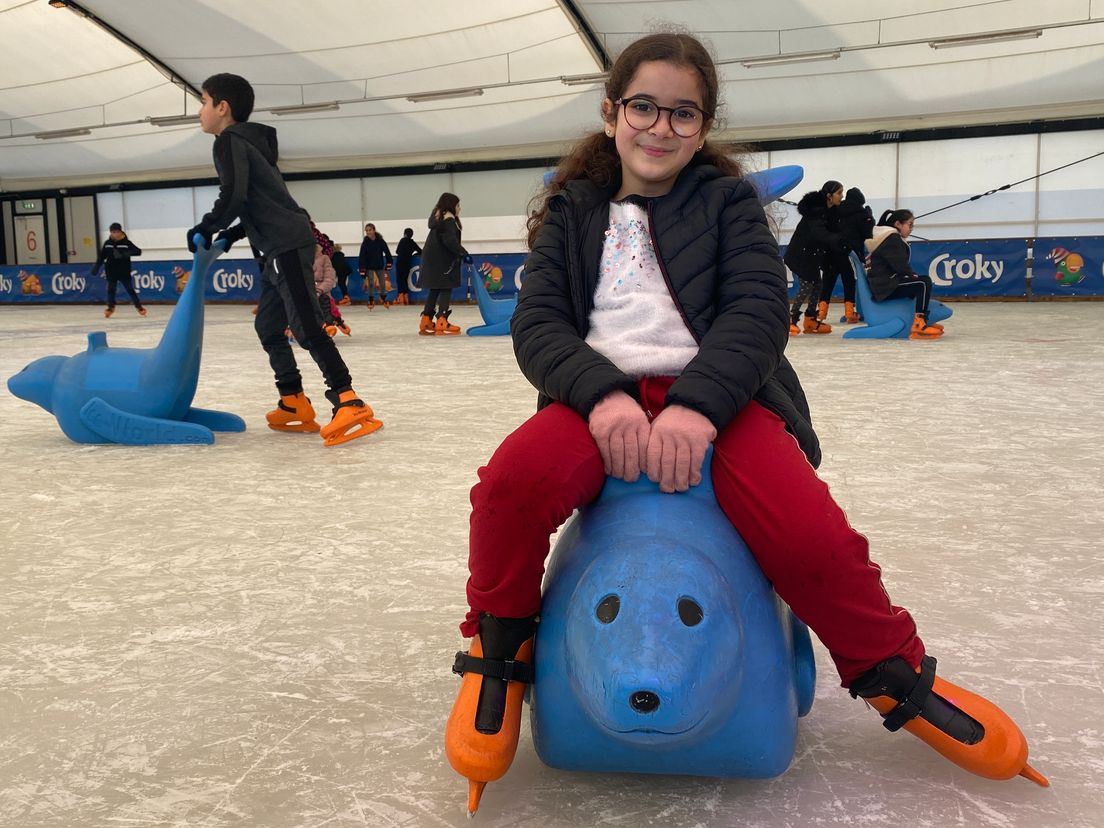 De 9-jarige Salma vindt het heel tof op het ijs