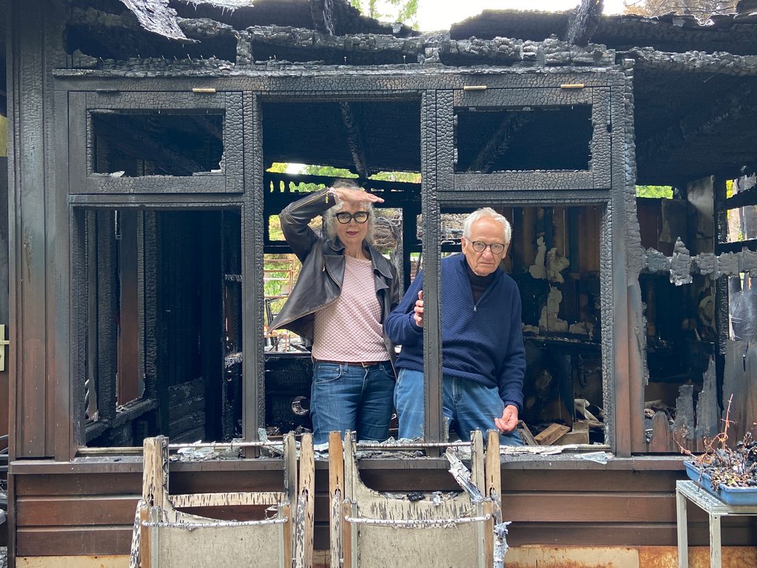 Marjo en Gerard in hun afgebrande tuinhuis in Schiedam
