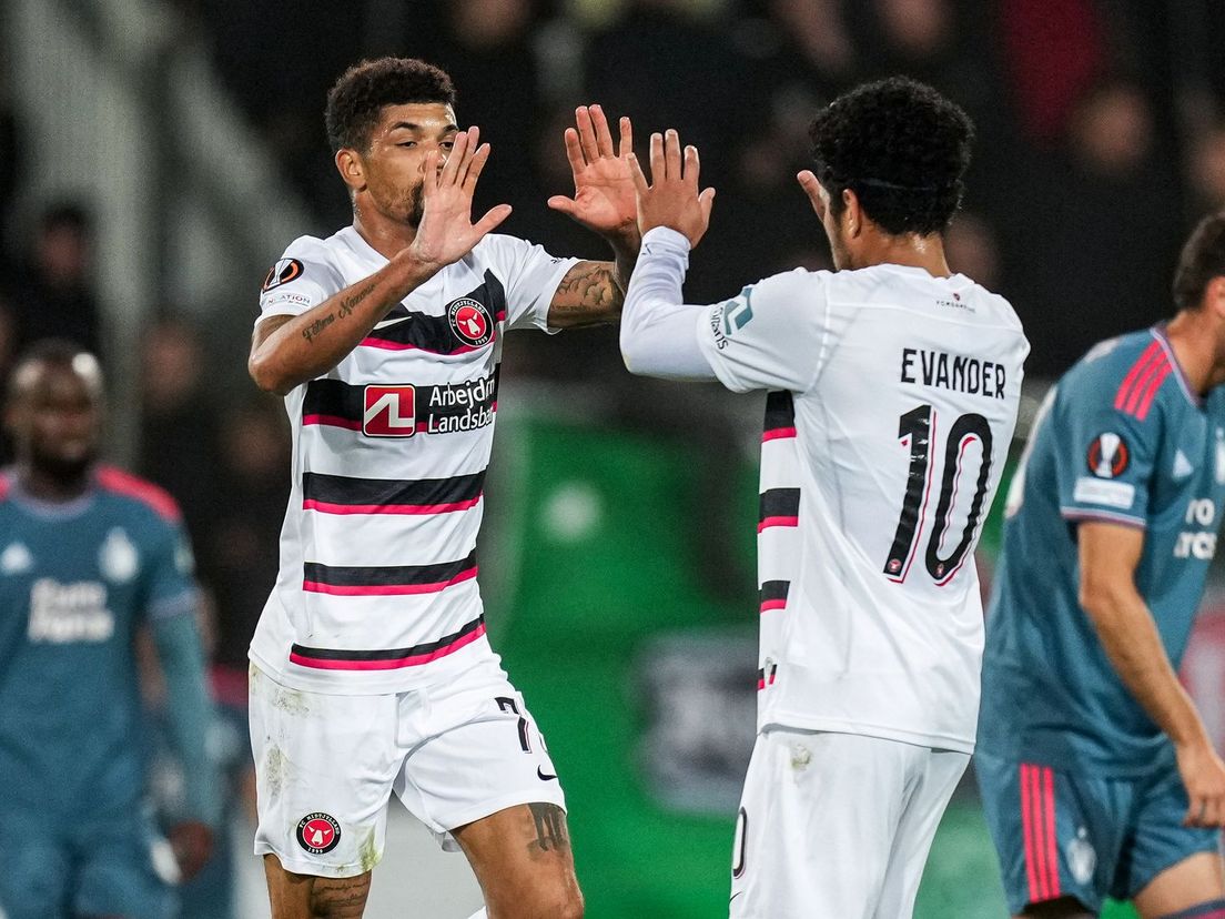 Evander en Juninho vieren feest na de 2-2, Feyenoord in mineur achterlatend