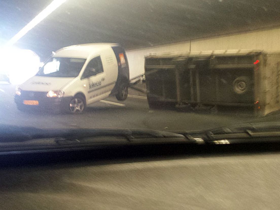 De geschaarde auto met aanhanger