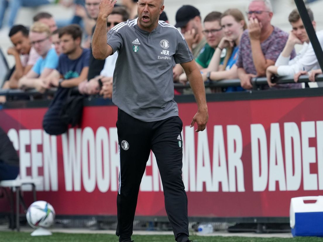 Feyenoord-trainer Arne Slot coacht tijdens het oefenduel met AEK Athene