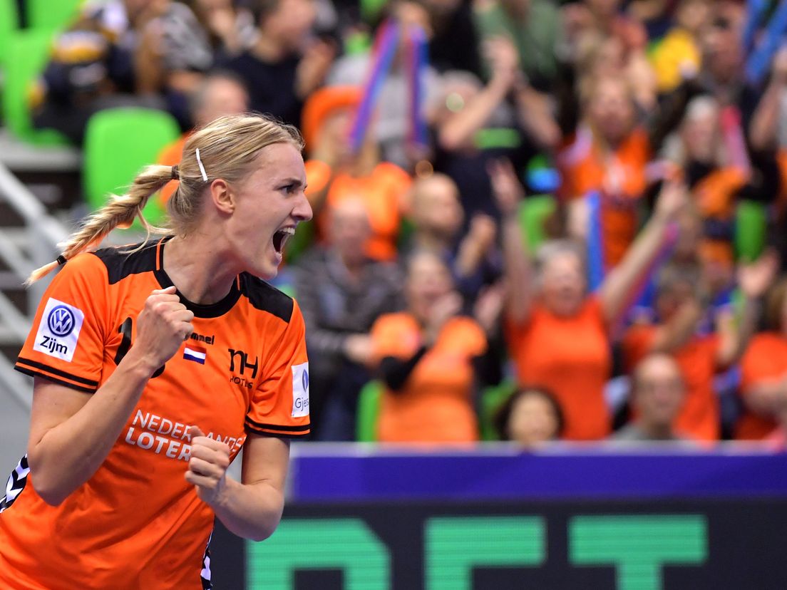 Kelly Dulfer juicht in het Oranje-shirt tijdens de wedstrijd op het EK in Frankrijk tegen Spanje.